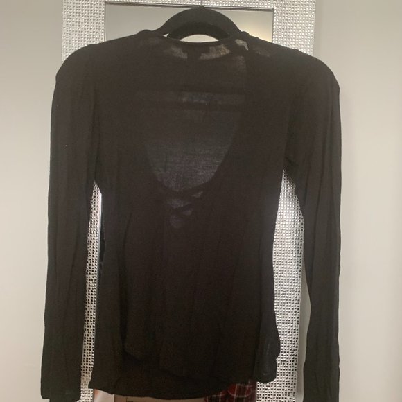 ✨SIRENS BLACK LOW NECKLINE CRISS CROSS LONG SLEEVE TOP - SIZE: US M - Picture 4 of 4